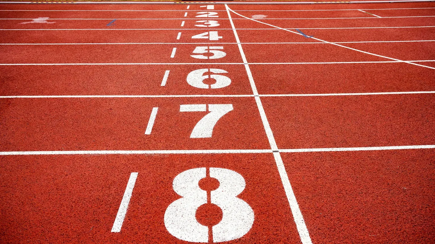 carriles numerados de pista de atletismo sintética de pasto sintético color terracota