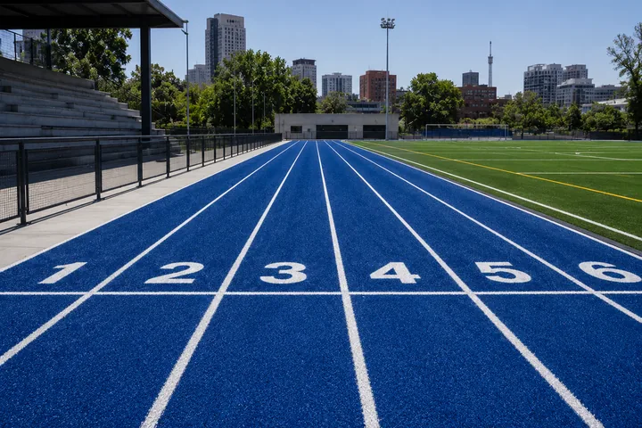 pista de atletismo sintética color azul de pasto sintético con carriles blancos