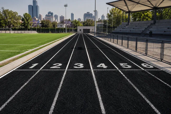pista de atletismo sintética color negro de pasto sintético con carriles blancos